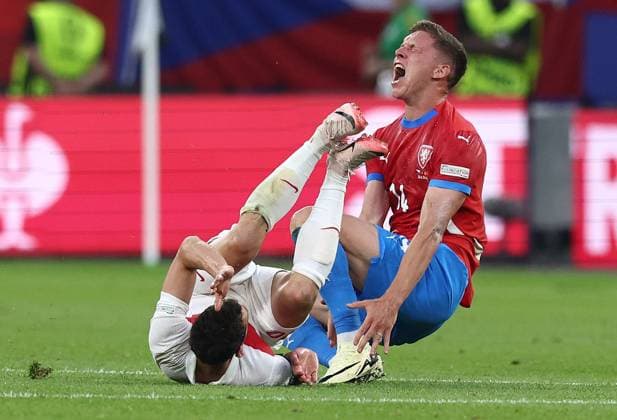 Lukas Provod of Czechia reacts after a challenge with Kenan Yildiz of Turkiye Czechia v Turkiye, UEFA European Championship, EM, Europameisterschaft 2024, Group F, Football, Volksparkstadion, Hamburg, Germany - 26 Jun 2024 EDITORIAL USE ONLY No use with unauthorised audio, video, data, fixture lists, club league logos or live services. Online in-match use limited to 120 images, no video emulation. No use in betting, games or single club league player publications. Copyright: xMattxWest Shutterstockx 14555612ar