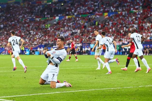 Georgien gegen Portugal 26. Juni 2024, Gelsenkirchen UEFA EURO Gruppe F Georgien gegen Portugal Cristiano Ronaldo (Portugal) beschwert sich, dass sein Trikot in der Vorbereitung gezogen wurde Foto Charlotte Wilson Abseits Gelsenkirchen Deutschland  Copyright: xCharlottexWilsonx xOffsidexOffside