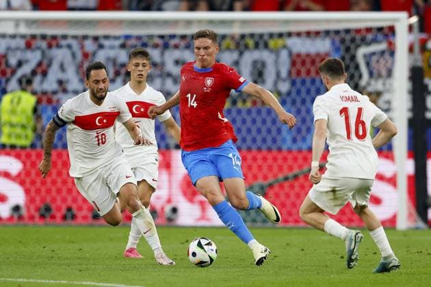 HAMBURG, Volksparkstadium ,26-06-2024 , European Football Championship Euro2024, Group stage match no.36 between Czechia and Turkiye, (L-R) Turkiye player Hakan Calhanoglu, Czechia player Lukas Provod, Turkiye player Ismail Yuksek Czechia - Turkiye (Euro2024)  x25606199x Copyright:
