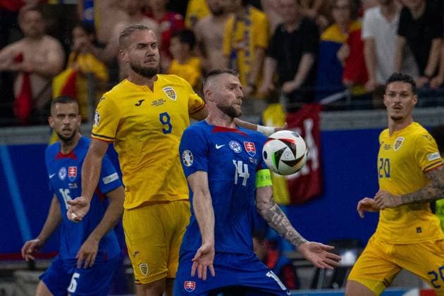 GER, EURO 2024, Group E, Slovakia SVK vs Romania ROU 24 06 2024, Frankfurt Arena, Frankfurt, GER, EURO 2024, Group E, Slovakia SVK vs Romania ROU In the picture Milan Skriniar Slovakia SVK, 14 George Puscas Romania ROU, 24 in duel, duel, dynamics, action, action, game scene nordphotoxGmbHxx xDenkinger nph00015