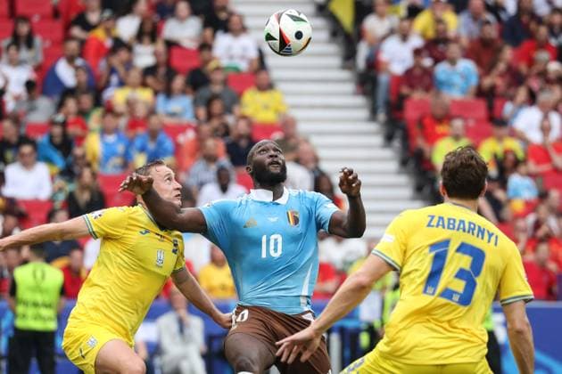 Germany - UEFA EURO, EM, Europameisterschaft,Fussball 2024 - Ukraine vs Belgium - 26 06 2024 GERMANY, STUTTGART, JUNE 26. Romelu Lukaku of Belgium controls the ball under pressure from Oleksandr Svatok of Ukraine during the UEFA EURO 2024 group E stage match between Ukraine and Belgium. On June 26, 2024 at Stuttgart Arena in Stuttgart, Germany. Photo by Manuel Blondeau AOP.Press Stuttgart Stuttgart Arena Germany Copyright: x ManuelxBlondeau AOP.Pressx AOP20240626 0024