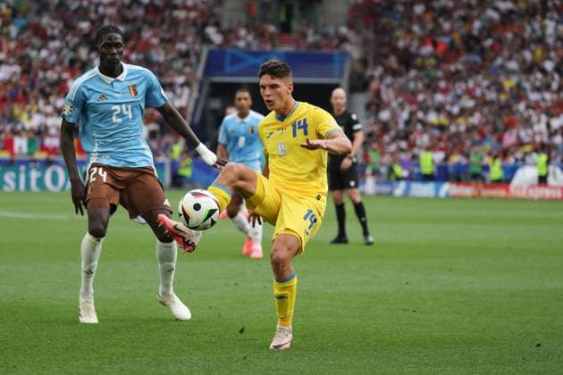 Germany - UEFA EURO, EM, Europameisterschaft,Fussball 2024 - Ukraine vs Belgium - 26 06 2024 GERMANY, STUTTGART, JUNE 26. Georgiy Sudakov of Ukraine controls the ball under pressure from Amadou Onana of Belgium during the UEFA EURO 2024 group E stage match between Ukraine and Belgium. On June 26, 2024 at Stuttgart Arena in Stuttgart, Germany. Photo by Manuel Blondeau AOP.Press Stuttgart Stuttgart Arena Germany Copyright: x ManuelxBlondeau AOP.Pressx AOP20240626 0042