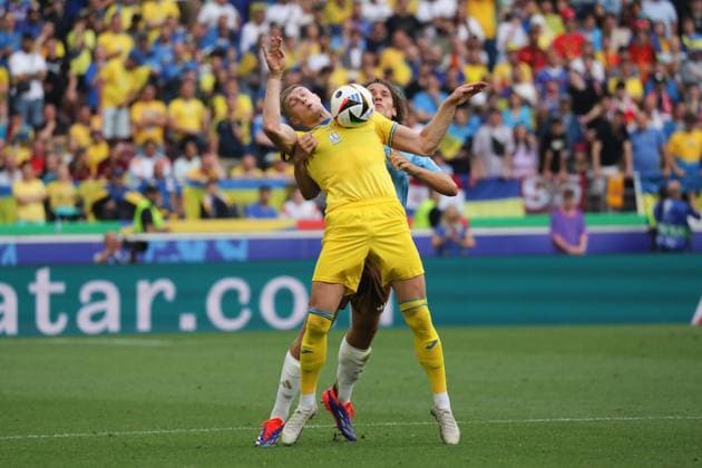 Germany - UEFA EURO, EM, Europameisterschaft,Fussball 2024 - Ukraine vs Belgium - 26 06 2024 GERMANY, STUTTGART, JUNE 26. Artem Dovbyk of Ukraine controls the ball under pressure from Wout Faes of Belgium during the UEFA EURO 2024 group E stage match between Ukraine and Belgium. On June 26, 2024 at Stuttgart Arena in Stuttgart, Germany. Photo by Manuel Blondeau AOP.Press Stuttgart Stuttgart Arena Germany Copyright: x ManuelxBlondeau AOP.Pressx AOP20240626 0043