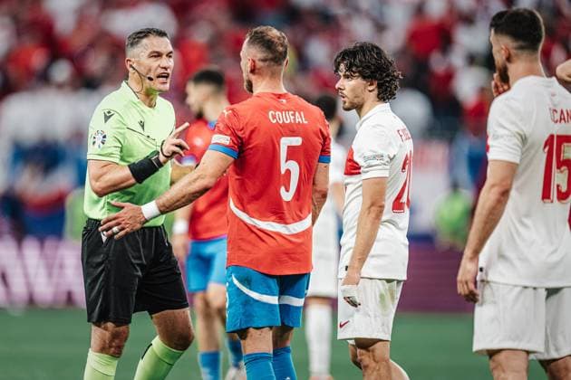 Soccer Men UEFA European Football Championship 2024 Group F Czech Republic vs Turkey 26 06 2024 Referee Istvan Kovacs addressing Vladimir Coufal 5, Czech Republic left and Ferdi Kadioglu 20, Turkey right Berlin Olympiastadion Berlin Germany