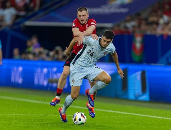Football - UEFA EURO, EM, Europameisterschaft,Fussball 2024 - Group F - Georgia v Portugal GELSENKIRCHEN, GERMANY - Wednesday, June 26, 2024: Georgia s Giorgi Chakvetadze (L) challenges Portugal s Antonio Silva during the UEFA Euro 2024 Group F match between Georgia and Portugal at the Arena AufSchalke. (Photo by David Rawcliffe Propaganda) GELSENKIRCHEN Arena AufSchalke NORTH RHINE-WESTPHALIA GERMANY  Copyright: xDavidxRawcliffex P2024-06-26-Georgia_Portugal-80