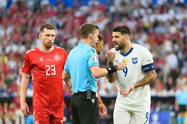 Munich, Germany, June 25th 2024: Aleksandar Mitrovic (9 Serbia) arguing with referee Francois Letexier after a yellow card during the UEFA EURO, EM, Europameisterschaft,Fussball 2024 Group C football match between Denmark and Serbia at Arena Munich, Germany. (Sven Beyrich SPP)  Copyright: xSvenxBeyrich SPPx spp-en-SvBe-20240625-D4S_3663