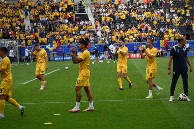 26 06 2024 Arena Frankfurt Stadium Football European Championship 2024 UEFA EURO 2024 Romania Slovakia the Romanian players including Florinel Coman Romania, 17 thank the fans for their support