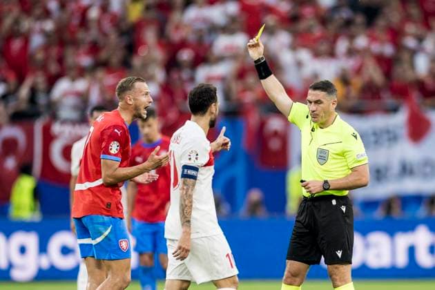 Czechia v Turkey, UEFA EURO, EM, Europameisterschaft,Fussball 2024, Hamburg, Germany Hamburg, Germany. 26th, June 2024. Referee Istvan Kovacs hands out a second yellow card and thereby red to Antonin Barak (7) Czechia during the UEFA Euro 2024 match in Group F between Czechia and Turkey at Volksparkstadion in Hamburg. Hamburg Germany  Copyright: xGonzalesxPhoto LassexLagonix
