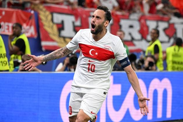 Hamburg, Volksparkstadion, 26 06 24, GER, Men, UEFA EURO 2024, Czech Republic Turkey Picture Hakan CALHANOGLU Turkey cheers after his goal for 1 0 Only for editorial use UEFA regulations prohibit any use of photographs as image sequences and or quasi video Hamburg Germany