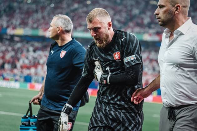 Soccer Men UEFA European Football Championship 2024 Group F Czech Republic vs Turkey 26 06 2024 Goalkeeper Jindrich Stanek 1, Czech Republic is led off the field injured Berlin Olympiastadion Berlin Germany