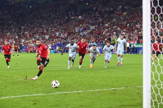 Georgien - Portugal 26. Juni 2024, Gelsenkirchen UEFA EURO Gruppe F Georgien - Portugal Georges Mikautadze aus Georgien erzielt sein zweites Tor vom Elfmeterpunkt Foto Charlotte Wilson Abseits Gelsenkirchen Deutschland  Copyright: xCharlottexWilsonx xOffsidexOffside