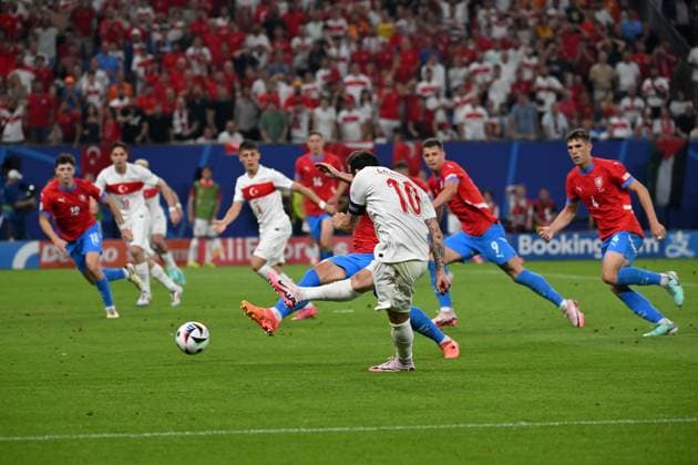 Hamburg, Volksparkstadion, 26 06 24, GER, Herren, UEFA EURO 2024, Tschechien Tuerkei Bild Hakan CALHANOGLU Tuerkei macht das Tor zum 0 1 Only for editorial use UEFA regulations prohibit any use of photographs as image sequences and or quasi video Hamburg Deutschland