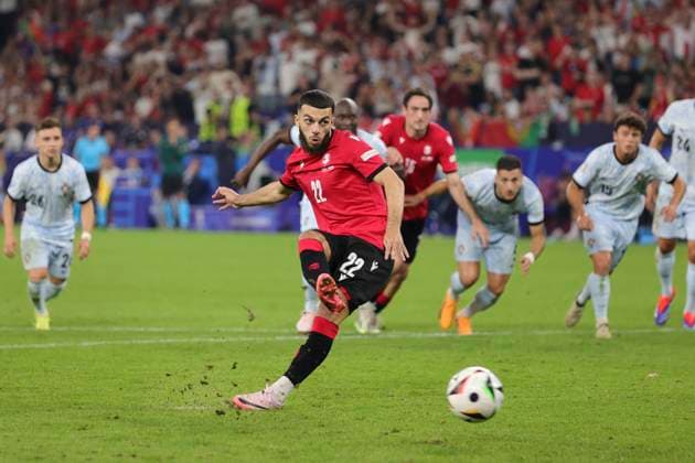 Sport Bilder des Tages Georgia v Portugal UEFA EURO, EM, Europameisterschaft,Fussball 2024 Group F Georges Mikautadze of Georgia scores his sides 2nd goal from the penalty spot during the UEFA Euro 2024 Group F match between Georgia and Portugal at Veltins-Arena, Gelsenkirchen Copyright: xPaulxChestertonx FIL-20286-0072 UK Newspapers OUT