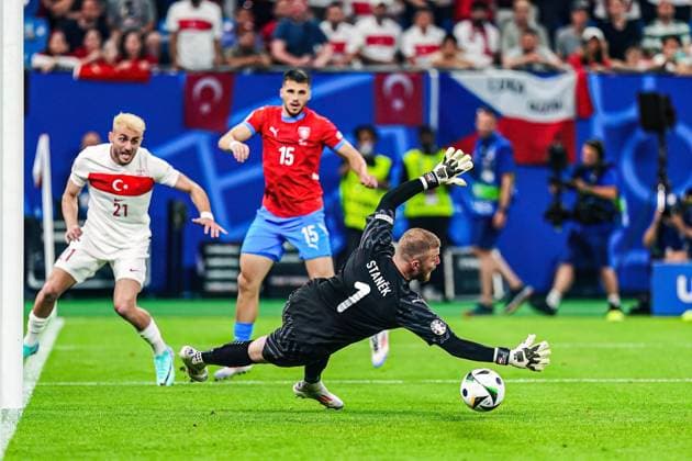 Jindrich Stanek Czech Republic, 01 haelt Ball GER, Czech Republic vs Turkey, European Football Championship, UEFA Euro 2024, Matchday 3, 26 06 2024 GER, Czech Republic vs Turkey, European Football Championship, UEFA Euro 2024, Matchday 3, 26 06 2024 Hamburg Copyright: xEibner-Pressefoto MarcelxvonxFehrnx EP_MFN