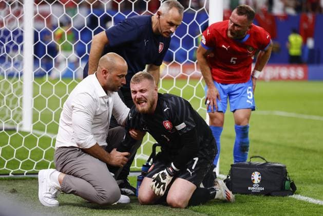 HAMBURG, Volksparkstadium ,26-06-2024 , European Football Championship Euro2024, Group stage match no.36 between Czechia and Turkiye, Czechia goalkeeper Jindrich Stanek leaves the pitch injured Czechia - Turkiye (Euro2024)  x25606900x Copyright: