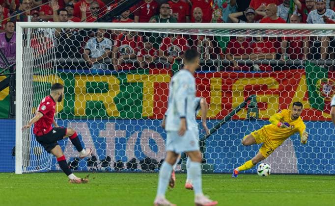 Football - UEFA EURO, EM, Europameisterschaft,Fussball 2024 - Group F - Georgia v Portugal GELSENKIRCHEN, GERMANY - Wednesday, June 26, 2024: Portugal s goalkeeper Diogo Costa is beaten by Georgia s Georges Mikautadze from a penalty kick for the second goal during the UEFA Euro 2024 Group F match between Georgia and Portugal at the Arena AufSchalke. (Photo by David Rawcliffe Propaganda) GELSENKIRCHEN Arena AufSchalke NORTH RHINE-WESTPHALIA GERMANY  Copyright: xDavidxRawcliffex P2024-06-26-Georgia_Portugal-90