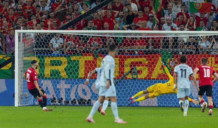Football - UEFA EURO, EM, Europameisterschaft,Fussball 2024 - Group F - Georgia v Portugal GELSENKIRCHEN, GERMANY - Wednesday, June 26, 2024: Portugal s goalkeeper Diogo Costa is beaten by Georgia s Georges Mikautadze from a penalty kick for the second goal during the UEFA Euro 2024 Group F match between Georgia and Portugal at the Arena AufSchalke. (Photo by David Rawcliffe Propaganda) GELSENKIRCHEN Arena AufSchalke NORTH RHINE-WESTPHALIA GERMANY  Copyright: xDavidxRawcliffex P2024-06-26-Georgia_Portugal-93