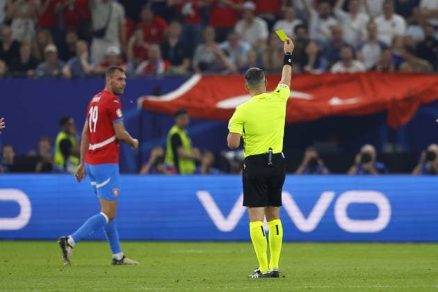HAMBURG, Volksparkstadium ,26-06-2024 , European Football Championship Euro2024, Group stage match no.36 between Czechia and Turkiye, referee Istvan Kovacs (ROU) yellow card Czechia - Turkiye (Euro2024)  x25607050x Copyright:
