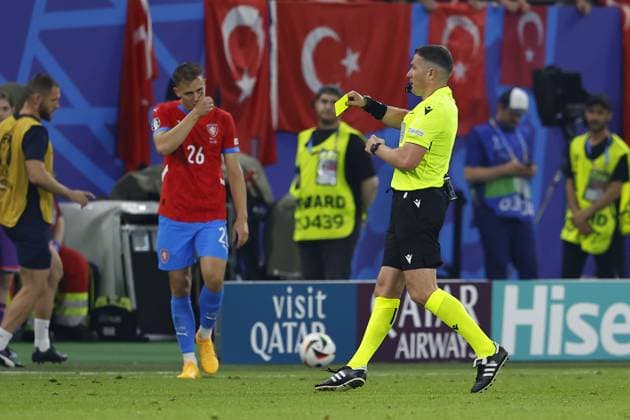 HAMBURG, Volksparkstadium ,26-06-2024 , European Football Championship Euro2024, Group stage match no.36 between Czechia and Turkiye, referee Istvan Kovacs (ROU) Czechia - Turkiye (Euro2024)  x25607069x Copyright: