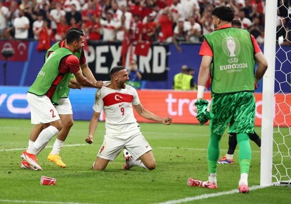 Cenk Tosun of Türkiye celevrates scoring to make it 1-2 with team mates Czechia v Turkiye, UEFA European Championship, EM, Europameisterschaft 2024, Group F, Football, Volksparkstadion, Hamburg, Germany - 26 Jun 2024 EDITORIAL USE ONLY No use with unauthorised audio, video, data, fixture lists, club league logos or live services. Online in-match use limited to 120 images, no video emulation. No use in betting, games or single club league player publications. Copyright: xMattxWest Shutterstockx 14555612bw