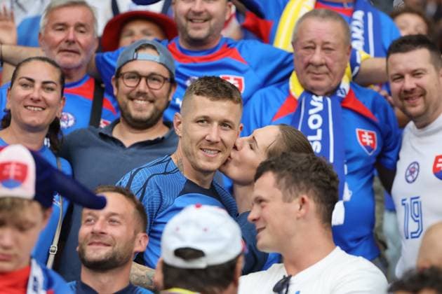 Juraj Kucka Slovakia, No. 19 and his wife Katarna Kuckov‡ in the middle of the fans, players wife, WAGS, WAG winners kiss, preliminary round match M33, SVK ROU, Group E, European Football Championship, Slovakia vs Romania, European Football Championship, Slovakia vs Romania, Frankfurt, 26 06 2024,