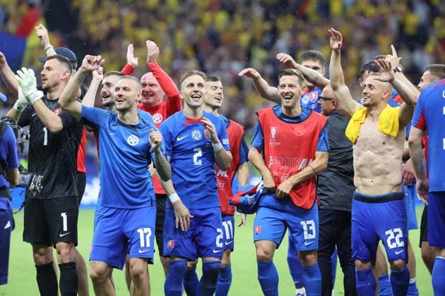 Goalkeeper Martin Dubravka Slovakia, No. 1 , Lukas Haraslin Slovakia, No. 17 , Peter Pekarik Slovakia, No. 2 , Laszlo Benes Slovakia, No. 11 , Patrik Hrosovsky Slovakia, No. 13 , Stanislav Lobotka Slovakia, No. 22 and their teammates celebrate advancing to the round of 16 after the draw , preliminary round match M33, SVK ROU, Group E, European Football Championship, Slovakia vs Romania, European Football Championship, Slovakia vs Romania, Frankfurt, 26 06 2024,