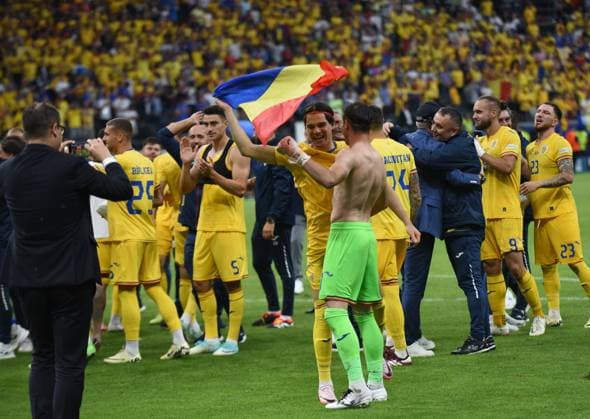 26 06 2024 Arena Frankfurt Stadium Football European Championship 2024 UEFA EURO 2024 Romania Slovakia Cheering Goalkeeper Florin Nita Romania ROU, 01 with Ianis Hagi Romania, 10