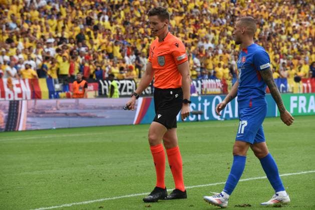 26 06 2024 Arena Frankfurt Stadium European Football Championship 2024 UEFA EURO 2024 Romania Slovakia Daniel Siebert Referee, GER