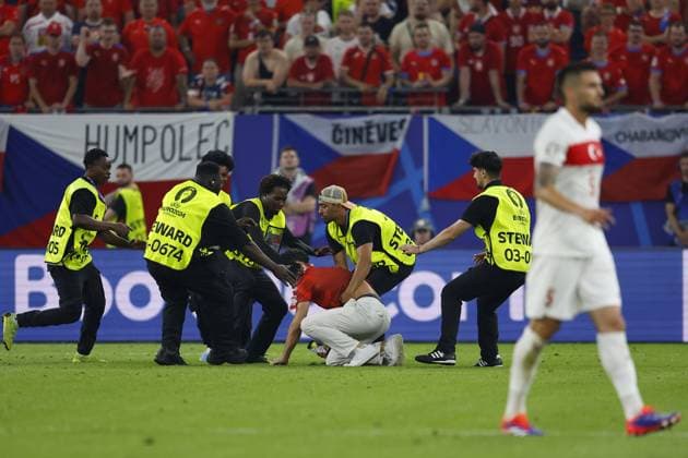 HAMBURG, Volksparkstadium ,26-06-2024 , European Football Championship Euro2024, Group stage match no.36 between Czechia and Turkiye, fan on the pitc Czechia - Turkiye (Euro2024)  x25607142x Copyright: