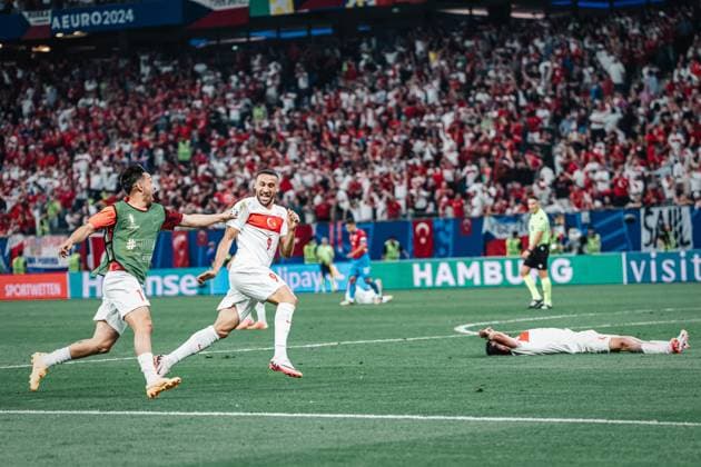 Soccer Men UEFA European Football Championship 2024 Group F Czech Republic vs Turkey 26 06 2024 Cenk Tosun 9, Turkey scores the 2 1 goal and cheers, from the side comes Ä°rfan Kahveci 17, Turkey Berlin Olympiastadion Berlin Germany
