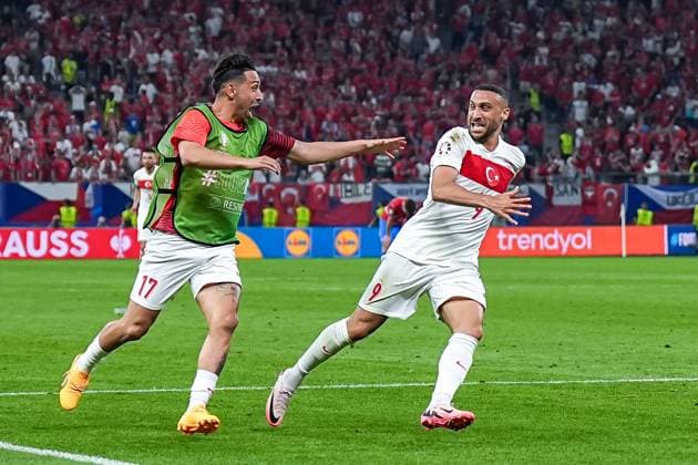Hamburg, Germany, June 26th 2024: Cenk Tosun (9 Turkiye) celebrates with teammates after scoring his team second goal and entry into the Round 16 during the UEFA EURO, EM, Europameisterschaft,Fussball 2024 Germany Group F match between Czechia and Turkiye at Volksparkstadion in Hamburg, Germany. (Daniela Porcelli SPP)  Copyright: xDanielaxPorcellix xSPPx spp-en-DaPoSp-20240626-DP202691-2