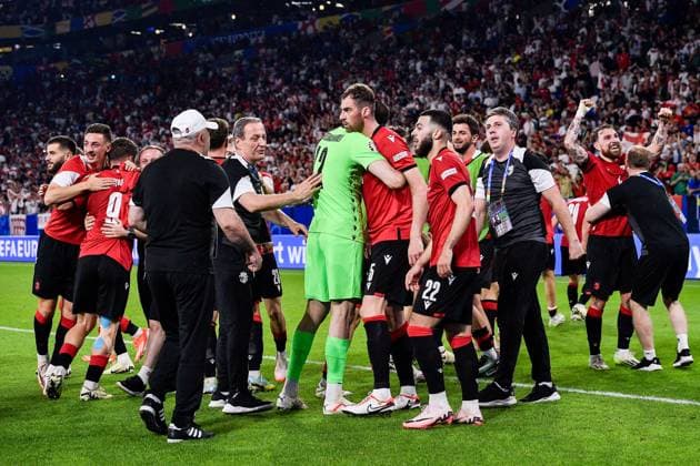 2024-06-26 Georgia v Portugal - Group F - UEFA EURO, EM, Europameisterschaft,Fussball 2024 GELSENKIRCHEN, GERMANY - JUNE 26: Players of Georgia celebrating their sides win, Solomon Kverkvelia of Georgia, Georges Mikautadze of Georgia during the Group F - UEFA EURO 2024 match between Georgia and Portugal at Arena AufSchalke on June 26, 2024 in Gelsenkirchen, Germany. (Photo by Pablo Morano BSR Agency) Gelsenkirchen Germany Content not available for redistribution in The Netherlands directly or indirectly through any third parties. Copyright: xBSRxAgencyx