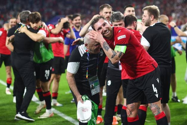Georgien gegen Portugal 26. Juni 2024, Gelsenkirchen UEFA EUROs Gruppe F Georgien gegen Portugal Guram Kashia aus Georgien feiert den Sieg mit seinen Teamkollegen Foto Charlotte Wilson Abseits Gelsenkirchen Deutschland  Copyright: xCharlottexWilsonx xOffsidexOffside
