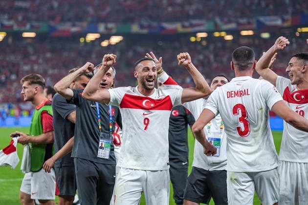 Sport Bilder des Tages Hamburg, Germany, June 26th 2024: Cenk Tosun (9 Turkiye) celebrates with teammates after scoring his team second goal and entry into the Round 16 during the UEFA EURO, EM, Europameisterschaft,Fussball 2024 Germany Group F match between Czechia and Turkiye at Volksparkstadion in Hamburg, Germany. (Daniela Porcelli SPP)  Copyright: xDanielaxPorcellix xSPPx spp-en-DaPoSp-20240626-DP202889