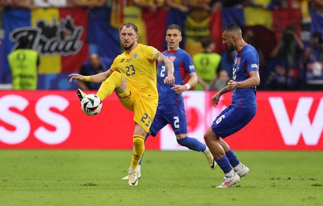 26 06 2024, European Football Championship, UEFA EURO 2024, Slovakia Romania, Group E, Arena Frankfurt, f l , Sorescu Deian Cristian Romania , Peter Pekarik Slovakia , Ivan Schranz Slovakia Copyright: HMBxMedia