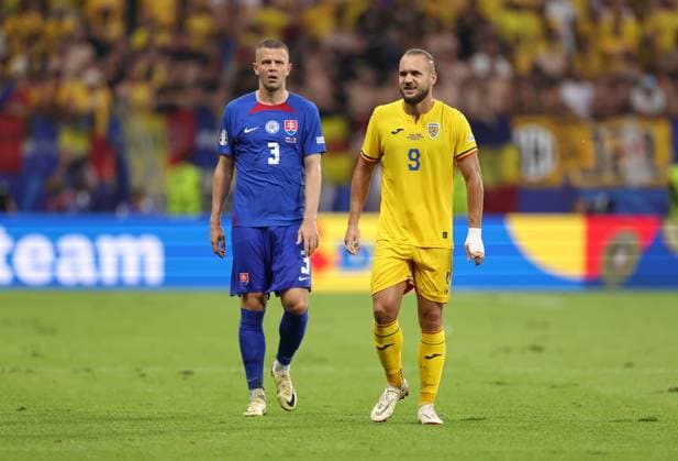26 06 2024, European Football Championship, UEFA EURO 2024, Slovakia Romania, Group E, Arena Frankfurt, f l , Denis Vavro Slovakia , George Alexandru Puscas Romania Copyright: HMBxMedia