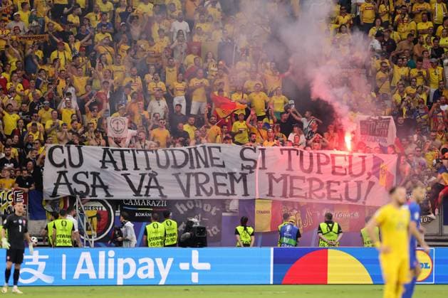 26 06 2024, European Football Championship, UEFA EURO 2024, Slovakia Romania, Group E, Arena Frankfurt, v l , Romania Fans ignite pyrotechnics, pyro, smoke, fire, bengalos, smoke bombs, pirotecnica, fumo, fuoco, sparklers Copyright: HMBxMedia