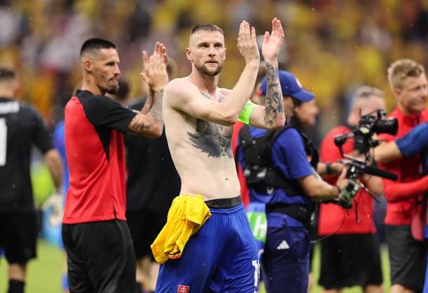 26 06 2024, European Football Championship, UEFA EURO 2024, Slovakia Romania, Group E, Arena Frankfurt, v l , Milan Skriniar Slovakia thanks the fans, thanks, thanks, team after the match, after the match, thanks the fans, applauds the fans Copyright: HMBxMedia