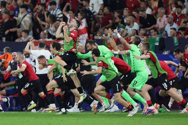 Sport Bilder des Tages Georgia v Portugal UEFA EURO, EM, Europameisterschaft,Fussball 2024 Group F The Georgia bench rush onto the pitch to celebrate victory at the end of the UEFA Euro 2024 Group F match between Georgia and Portugal at Veltins-Arena, Gelsenkirchen Copyright: xPaulxChestertonx FIL-20286-0136 UK Newspapers OUT