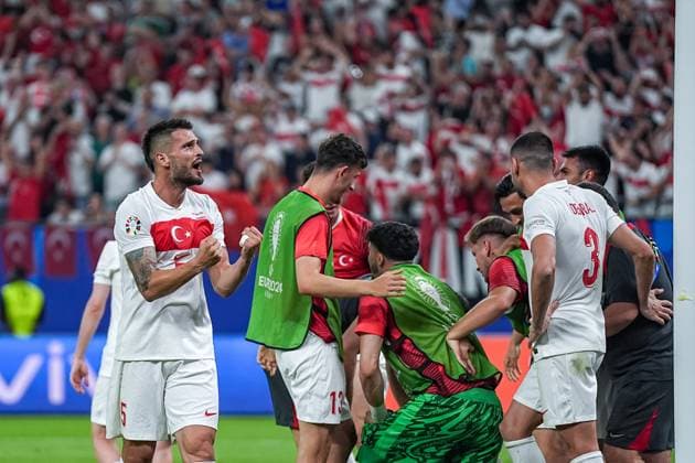 Hamburg, Germany, June 26th 2024: Cenk Tosun (9 Turkiye) celebrates with teammates after scoring his team second goal meaning the entry into the Round 16 during the UEFA EURO, EM, Europameisterschaft,Fussball 2024 Germany Group F match between Czechia and Turkiye at Volksparkstadion in Hamburg, Germany. (Daniela Porcelli SPP)  Copyright: xDanielaxPorcellix xSPPx spp-en-DaPoSp-20240626-DP202774