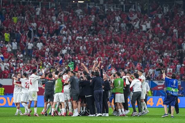 Hamburg, Germany, June 26th 2024: Players of Turkiye celebrate the victory and the entry into the Round 16 during the UEFA EURO, EM, Europameisterschaft,Fussball 2024 Germany Group F match between Czechia and Turkiye at Volksparkstadion in Hamburg, Germany. (Daniela Porcelli SPP)  Copyright: xDanielaxPorcellix xSPPx spp-en-DaPoSp-20240626-DP202968