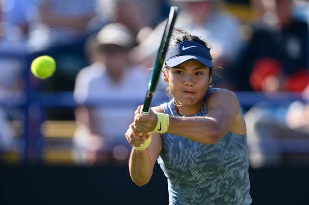Lawn Tennis - 2024 ATP, Tennis Herren Rothesay International Eastbourne Tournament - Devonshire Park, Eastbourne - Wednesday 26th June 2024. Emma Raducanu (GBR) in action during her 2 sets to one victory in the Women™s Singles 2nd Round Match against Jessica Pegula (USA) 4-6, 7-6, 7-5. COLORSPORT Ashley Western 