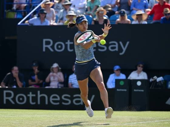 Lawn Tennis - 2024 ATP, Tennis Herren Rothesay International Eastbourne Tournament - Devonshire Park, Eastbourne - Wednesday 26th June 2024. Emma Raducanu (GBR) in action during her 2 sets to one victory in the Women™s Singles 2nd Round Match against Jessica Pegula (USA) 4-6, 7-6, 7-5. COLORSPORT Ashley Western 