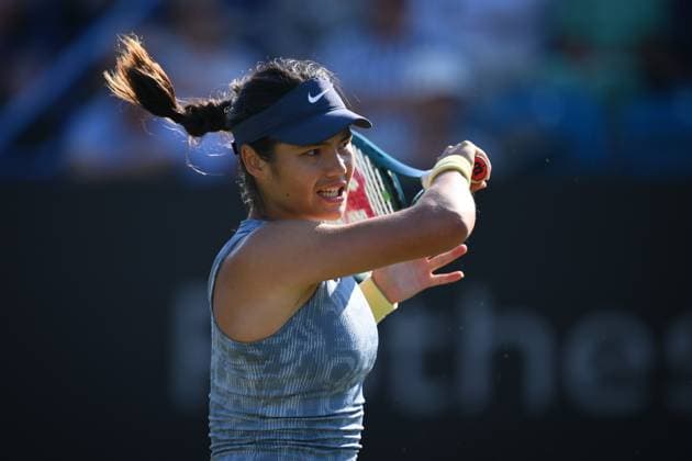 Lawn Tennis - 2024 ATP, Tennis Herren Rothesay International Eastbourne Tournament - Devonshire Park, Eastbourne - Wednesday 26th June 2024. Emma Raducanu (GBR) in action during her 2 sets to one victory in the Women™s Singles 2nd Round Match against Jessica Pegula (USA) 4-6, 7-6, 7-5. COLORSPORT Ashley Western 