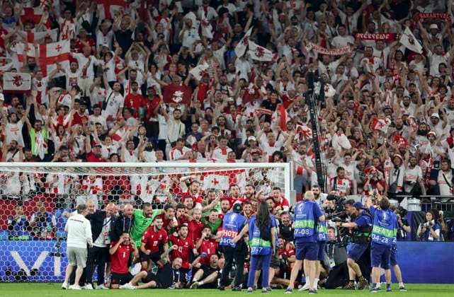 Georgia v Portugal UEFA EURO, EM, Europameisterschaft,Fussball 2024 Group F The Georgia players and the Georgia fans celebrate victory at the end of the UEFA Euro 2024 Group F match between Georgia and Portugal at Veltins-Arena, Gelsenkirchen Copyright: xPaulxChestertonx FIL-20286-0183 UK Newspapers OUT
