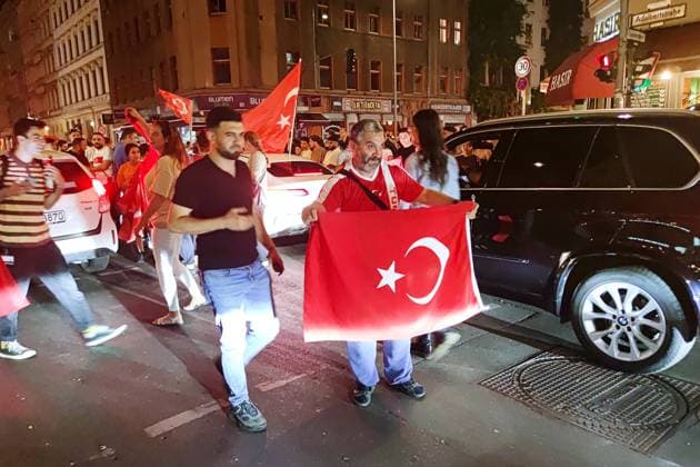 Berlin, Germany, 26 06 2024 Kreuzberg European Football Championship 2024, Group F, Turkey Czech Republic Turks celebrate their teams victory and their place in the round of 16 Copyright: xdtsxNachrichtenagenturx dts_41896
