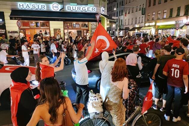 Berlin, Germany, 26 06 2024 Kreuzberg European Football Championship 2024, Group F, Turkey Czech Republic Turks celebrate their teams victory and their place in the round of 16 Copyright: xdtsxNachrichtenagenturx dts_41901