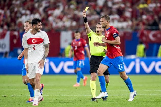 Czechia v Turkey, UEFA EURO, EM, Europameisterschaft,Fussball 2024, Hamburg, Germany Hamburg, Germany. 26th, June 2024. Referee Istvan Kovacs books Samet Akaydin (4) of Turkey during the UEFA Euro 2024 match in Group F between Czechia and Turkey at Volksparkstadion in Hamburg. Hamburg Germany  Copyright: xGonzalesxPhoto LassexLagonix