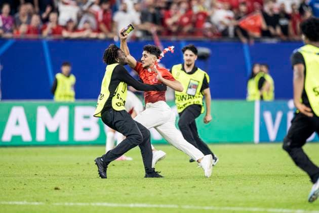 Czechia v Turkey, UEFA EURO, EM, Europameisterschaft,Fussball 2024, Hamburg, Germany Hamburg, Germany. 26th, June 2024. A pitch invader is stopped by security during the UEFA Euro 2024 match in Group F between Czechia and Turkey at Volksparkstadion in Hamburg. Hamburg Germany  Copyright: xGonzalesxPhoto LassexLagonix
