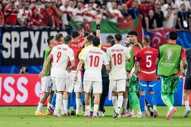 Czechia v Turkey, UEFA EURO, EM, Europameisterschaft,Fussball 2024, Hamburg, Germany Hamburg, Germany. 26th, June 2024. Referee Istvan Kovacs hands out a red card after the final whistle of the UEFA Euro 2024 match in Group F between Czechia and Turkey at Volksparkstadion in Hamburg. Hamburg Germany  Copyright: xGonzalesxPhoto LassexLagonix